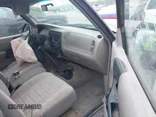 1997 Ford Ranger XLT z VIN 1FTCR10A1VTA93179, wystawiony jako IAAI lot #42444951 z przebiegiem 201 990 mil mil oraz . Historia ofert i sprzedaży dostępna na DreamBid. Obrazek 5.