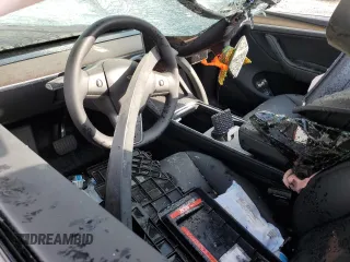2024 Tesla Model Y Long Range z VIN 7SAYGDEEXRA324517, wystawiony jako Copart lot #55274615 z przebiegiem Nie podano mil oraz Szkoda całkowita • Salvage title. Historia ofert i sprzedaży dostępna na DreamBid. Obrazek 8.