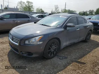 2013 Nissan Maxima SV z VIN 1N4AA5APXDC829243, wystawiony jako Copart lot #59888905 z przebiegiem 318 219 mil mil oraz Czysty tytuł • Clean title. Historia ofert i sprzedaży dostępna na DreamBid. Obrazek 1.