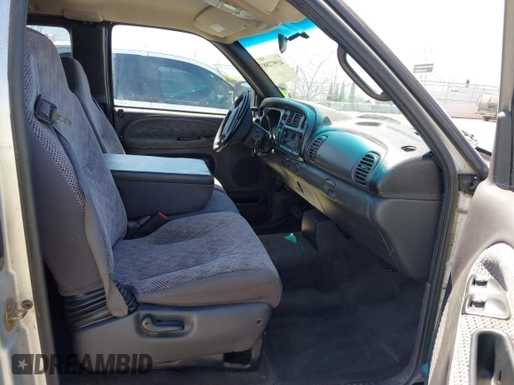 2001 Dodge 1500 z VIN 3B7HC13Y81G751619, wystawiony jako IAAI lot #41997208 z przebiegiem 125 555 mil mil oraz . Historia ofert i sprzedaży dostępna na DreamBid. Obrazek 5.