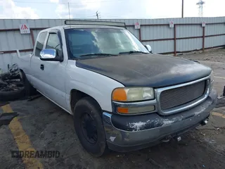 2000 GMC New Sierra 1500 SL with VIN 2GTEC19V9Y1258289, listed as a IAAI auction lot 41946938 with 484,330 mi miles. Bid and sale history available at carsss.com. Image 1.