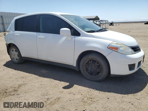 2010 Nissan Versa S z VIN 3N1BC1CP3AL369134, wystawiony jako Copart lot #54437395 z przebiegiem 236 643 mil mil oraz Szkoda całkowita • Salvage title. Historia ofert i sprzedaży dostępna na DreamBid. Obrazek 4.