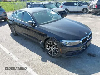 2019 BMW 5 Series 530i xDrive z VIN WBAJA7C55KWW08711, wystawiony jako IAAI lot #42043609 z przebiegiem 100 383 mil mil oraz . Historia ofert i sprzedaży dostępna na DreamBid. Obrazek 1.