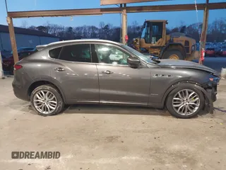 2021 Maserati Levante GranLusso with VIN ZN661XUL4MX372196, listed as a IAAI auction lot 41012396 with 37,600 mi miles. Bid and sale history available at carsss.com. Image 14.