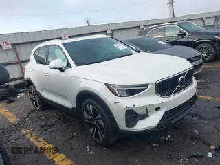2023 Volvo XC40 Ultimate Bright Theme z VIN YV4L12UA6P2057484, wystawiony jako IAAI lot #40963901 z przebiegiem 8 196 mil mil oraz . Historia ofert i sprzedaży dostępna na DreamBid. Obrazek 1.