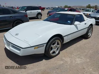 1990 Chevrolet Corvette z VIN 1G1YY3384L5108491, wystawiony jako IAAI lot #42566008 z przebiegiem 133 568 mil mil oraz . Historia ofert i sprzedaży dostępna na DreamBid. Obrazek 2.