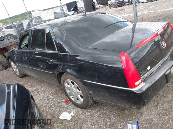 2008 Cadillac DTS 1SA z VIN 1G6KD57Y98U102801, wystawiony jako IAAI lot #42204185 z przebiegiem 152 990 mil mil oraz . Historia ofert i sprzedaży dostępna na DreamBid. Obrazek 3.