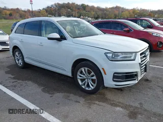 2017 Audi Q7 Premium Plus with VIN WA1LAAF78HD041060, listed as a IAAI auction lot 40892654 with 172,005 mi miles. Bid and sale history available at carsss.com. Image 1.
