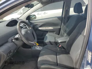 2009 Toyota Yaris z VIN JTDBT903394052663, wystawiony jako Copart lot #54700835 z przebiegiem 110 459 mil mil oraz Szkody całkowita. Historia ofert i sprzedaży dostępna na DreamBid. Obrazek 7.