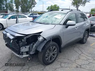 2025 Toyota RAV4 Hybrid XLE Premium z VIN JTMB6RFV5SD157761, wystawiony jako IAAI lot #42261188 z przebiegiem 3 586 mil mil oraz . Historia ofert i sprzedaży dostępna na DreamBid. Obrazek 19.