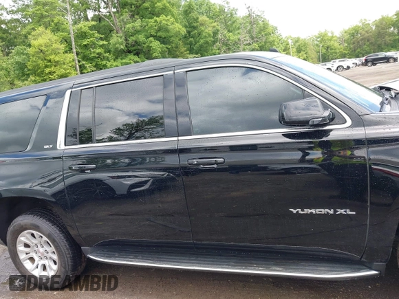 2019 GMC Yukon XL SLT z VIN 1GKS2GKC0KR394301, wystawiony jako IAAI lot #42255631 z przebiegiem 149 222 mil mil oraz . Historia ofert i sprzedaży dostępna na DreamBid. Obrazek 13.