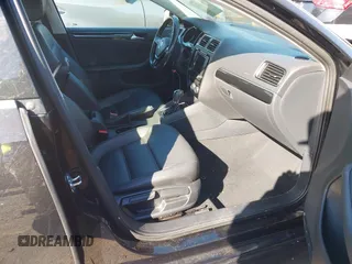 2017 Volkswagen Jetta SEL z VIN 3VWL17AJ5HM246543, wystawiony jako IAAI lot #41650614 z przebiegiem 112 168 mil mil oraz . Historia ofert i sprzedaży dostępna na DreamBid. Obrazek 5.