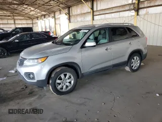 2013 Kia Sorento LX z VIN 5XYKT4A65DG333708, wystawiony jako Copart lot #59422375 z przebiegiem 118 326 mil mil oraz Czysty tytuł • Clean title. Historia ofert i sprzedaży dostępna na DreamBid. Obrazek 1.