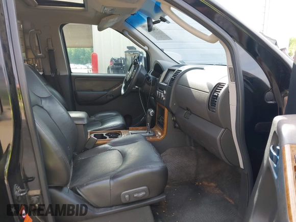 2005 Nissan Pathfinder XE z VIN 5N1AR18W15C722121, wystawiony jako IAAI lot #42465968 z przebiegiem 169 283 mil mil oraz . Historia ofert i sprzedaży dostępna na DreamBid. Obrazek 5.