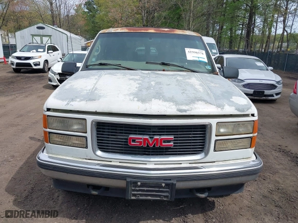 1999 GMC Suburban with VIN 1GKFK16R4XJ798754, listed as a IAAI auction lot 41998578 with 266,899 mi miles. Bid and sale history available at carsss.com. Image 6.