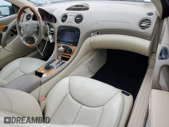 2005 Mercedes-Benz SL 500 z VIN WDBSK75FX5F101381, wystawiony jako Copart lot #57725655 z przebiegiem 45 705 mil mil oraz Szkoda całkowita • Salvage title. Historia ofert i sprzedaży dostępna na DreamBid. Obrazek 8.