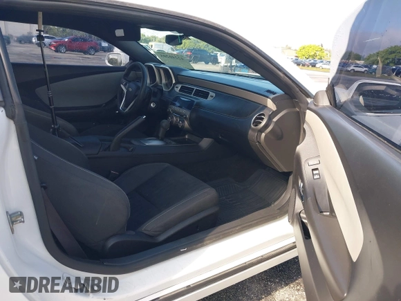 2015 Chevrolet Camaro LS z VIN 2G1FB1E32F9140247, wystawiony jako IAAI lot #42240205 z przebiegiem 196 142 mil mil oraz . Historia ofert i sprzedaży dostępna na DreamBid. Obrazek 5.