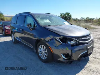 2017 Chrysler Pacifica Touring L z VIN 2C4RC1BG2HR741427, wystawiony jako IAAI lot #41299887 z przebiegiem 69 219 mil mil oraz . Historia ofert i sprzedaży dostępna na DreamBid. Obrazek 1.