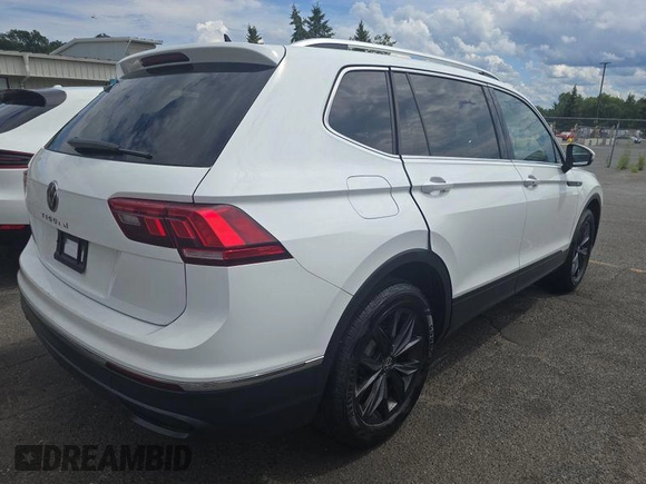 2024 Volkswagen Tiguan SE with VIN 3VV3B7AX5RM086820, listed as a IAAI auction lot 42751180 with 30,839 mi miles and . Bid and sale history available at DreamBid. Image 18.