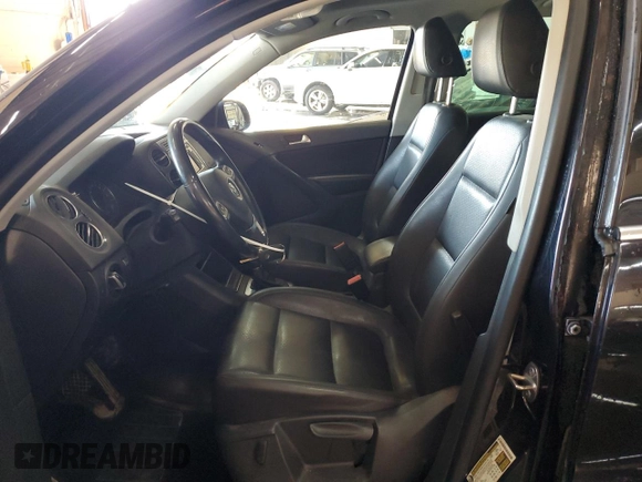 2013 Volkswagen Tiguan SE z VIN WVGBV7AX9DW529234, wystawiony jako Copart lot #41610635 z przebiegiem 130 566 mil mil oraz Szkoda całkowita • Salvage title. Historia ofert i sprzedaży dostępna na DreamBid. Obrazek 7.