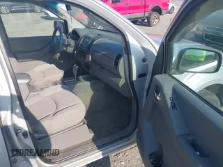 2006 Nissan Frontier LE z VIN 1N6AD07W66C434429, wystawiony jako IAAI lot #42819815 z przebiegiem 130 644 mil mil oraz . Historia ofert i sprzedaży dostępna na DreamBid. Obrazek 5.