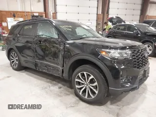 2025 Ford Explorer ST-Line z VIN 1FMUK8KH5SGA50542, wystawiony jako IAAI lot #42023496 z przebiegiem 8 419 mil mil oraz . Historia ofert i sprzedaży dostępna na DreamBid. Obrazek 1.