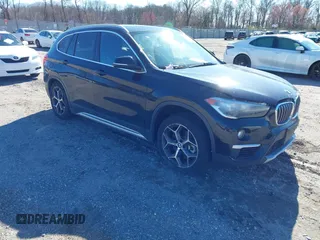 2018 BMW X1 xDrive28i z VIN WBXHT3C3XJ5L29863, wystawiony jako IAAI lot #41810203 z przebiegiem 90 216 mil mil oraz . Historia ofert i sprzedaży dostępna na DreamBid. Obrazek 1.