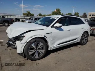2024 Audi Q8 e-tron Premium z VIN WA14AAGE2RB019540, wystawiony jako Copart lot #74615564 z przebiegiem 7 027 mil mil oraz Szkoda całkowita • Salvage title. Historia ofert i sprzedaży dostępna na DreamBid. Obrazek 1.