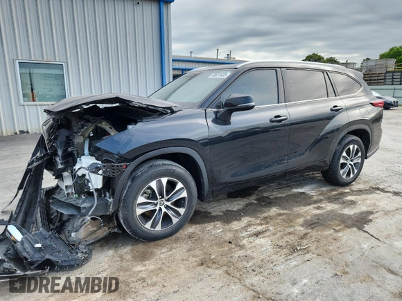 2022 Toyota Highlander XLE z VIN 5TDGZRAH8NS548443, wystawiony jako Copart lot #56631635 z przebiegiem 56 205 mil mil oraz Szkoda całkowita • Salvage title. Historia ofert i sprzedaży dostępna na DreamBid. Obrazek 1.