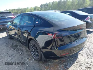 2018 Tesla Model 3 Long Range Battery z VIN 5YJ3E1EA9JF123109, wystawiony jako IAAI lot #42038158 z przebiegiem 133 361 mil mil oraz . Historia ofert i sprzedaży dostępna na DreamBid. Obrazek 3.