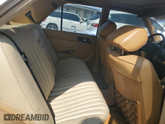 1987 Mercedes-Benz 300 E z VIN WDBEA30D4HA511061, wystawiony jako Copart lot #70599034 z przebiegiem 174 733 mil mil oraz Nie do naprawy • Non repairable. Historia ofert i sprzedaży dostępna na DreamBid. Obrazek 10.
