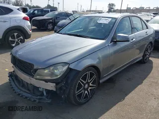 2014 Mercedes-Benz C 250 Sport z VIN WDDGF4HBXEG220003, wystawiony jako IAAI lot #41473006 z przebiegiem 98 949 mil mil oraz . Historia ofert i sprzedaży dostępna na DreamBid. Obrazek 2.