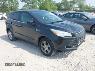 2013 Ford Escape SE z VIN 1FMCU9GX9DUB48893, wystawiony jako IAAI lot #42493370 z przebiegiem 165 647 mil mil oraz . Historia ofert i sprzedaży dostępna na DreamBid. Obrazek 1.