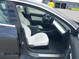 2019 Tesla Model 3 Long Range z VIN 5YJ3E1EB9KF230493, wystawiony jako IAAI lot #42084204 z przebiegiem 112 548 mil mil oraz . Historia ofert i sprzedaży dostępna na DreamBid. Obrazek 5.