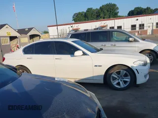 2013 BMW 5 Series 528i xDrive с VIN WBAXH5C53DDW11955, выставлен на аукционе IAAI как лот 42601785 с пробегом 147 925 миль миль и . История ставок и продаж доступна на DreamBid. Изображение 13.
