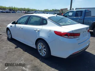 2018 Kia Optima LX with VIN 5XXGT4L31JG261091, listed as a IAAI auction lot 42168652 with 68,070 mi miles. Bid and sale history available at carsss.com. Image 3.