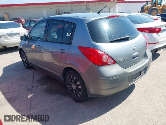 2011 Nissan Versa S z VIN 3N1BC1CP8BL402386, wystawiony jako IAAI lot #42389550 z przebiegiem 159 600 mil mil oraz . Historia ofert i sprzedaży dostępna na DreamBid. Obrazek 3.
