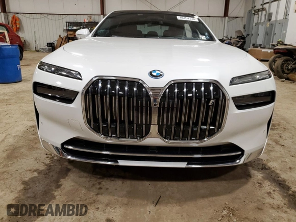 2023 BMW i7 xDrive60 z VIN WBY53EJ07PCL47356, wystawiony jako Copart lot #46454134 z przebiegiem 11 710 mil mil oraz . Historia ofert i sprzedaży dostępna na DreamBid. Obrazek 5.