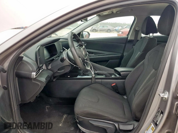 2024 Hyundai Elantra SE z VIN KMHLL4DG3RU681193, wystawiony jako Copart lot #57276235 z przebiegiem 49 326 mil mil oraz Czysty tytuł • Clean title. Historia ofert i sprzedaży dostępna na DreamBid. Obrazek 7.