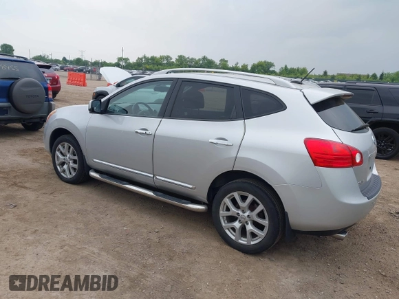 2011 Nissan Rogue SV z VIN JN8AS5MV8BW679232, wystawiony jako IAAI lot #42508786 z przebiegiem 129 632 mil mil oraz . Historia ofert i sprzedaży dostępna na DreamBid. Obrazek 3.