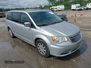 2011 Chrysler Town & Country Touring L z VIN 2A4RR8DG5BR611566, wystawiony jako IAAI lot #42454981 z przebiegiem 181 315 mil mil oraz . Historia ofert i sprzedaży dostępna na DreamBid. Obrazek 1.