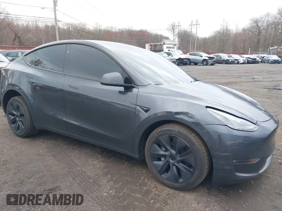 2024 Tesla Model Y Long Range z VIN 7SAYGDEE1RA323921, wystawiony jako IAAI lot #42027195 z przebiegiem 13 774 mil mil oraz . Historia ofert i sprzedaży dostępna na DreamBid. Obrazek 21.