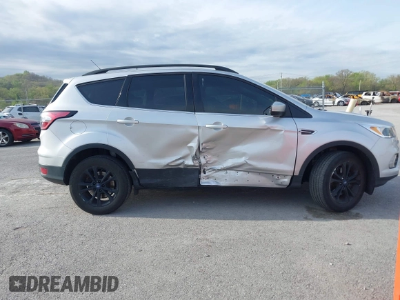 2018 Ford Escape SE z VIN 1FMCU9GD6JUC91365, wystawiony jako IAAI lot #39152113 z przebiegiem 129 283 mil mil oraz . Historia ofert i sprzedaży dostępna na DreamBid. Obrazek 13.