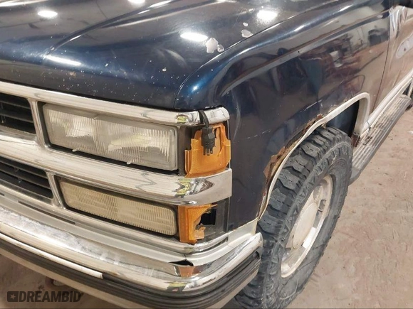 1996 Chevrolet Tahoe with VIN 1GNEK13R3TJ359476, listed as a IAAI auction lot 39579992 with 258,505 mi miles. Bid and sale history available at carsss.com. Image 12.