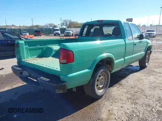 2002 Chevrolet S-10 LS with VIN 1GCDT19W228228916, listed as a IAAI auction lot 40902812 with 247,233 mi miles. Bid and sale history available at carsss.com. Image 4.