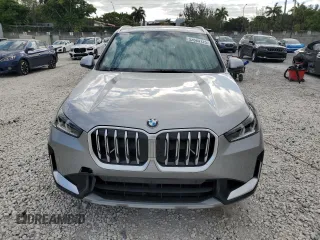 2024 BMW X1 xDrive28i z VIN WBX73EF05R5Z49203, wystawiony jako Copart lot #52685125 z przebiegiem Nie podano mil oraz Nie do naprawy • Non repairable. Historia ofert i sprzedaży dostępna na DreamBid. Obrazek 5.