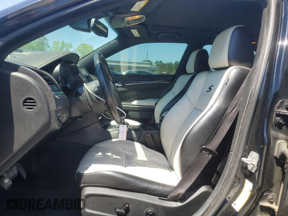 2018 Chrysler 300 S z VIN 2C3CCABG6JH222709, wystawiony jako Copart lot #52041445 z przebiegiem 145 578 mil mil oraz Szkoda całkowita • Salvage title. Historia ofert i sprzedaży dostępna na DreamBid. Obrazek 7.