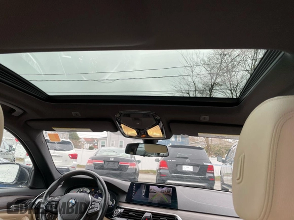 2017 BMW 5 Series 540i xDrive with VIN WBAJE7C36HG890783, listed as a Copart auction lot 55098475 with 128,332 mi miles and Clean title. Bid and sale history available at DreamBid. Image 9.
