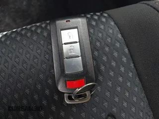 2018 Mitsubishi Outlander SE z VIN JA4AD3A38JZ020054, wystawiony jako IAAI lot #42100256 z przebiegiem 50 100 mil mil oraz . Historia ofert i sprzedaży dostępna na DreamBid. Obrazek 11.
