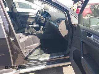 2018 Volkswagen Golf S z VIN 3VWH17AU4JM750975, wystawiony jako IAAI lot #41590132 z przebiegiem 51 479 mil mil oraz . Historia ofert i sprzedaży dostępna na DreamBid. Obrazek 5.